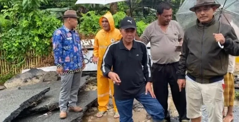 Wali Kota Serang H. Syafrudin  saat tinjau Jembatan Singandaru (ist)