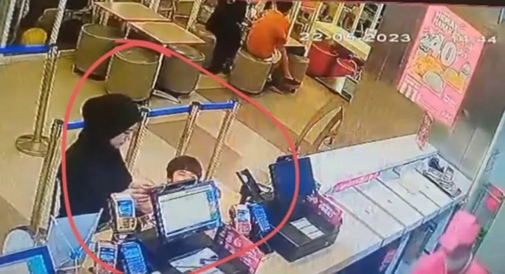 Seorang wanita berkerudung sambil membawa anak ambil  Hp milik pengunjung restoran cepat saji di Blok M, Jakarta Selatan. (Tangkapan Layar) s