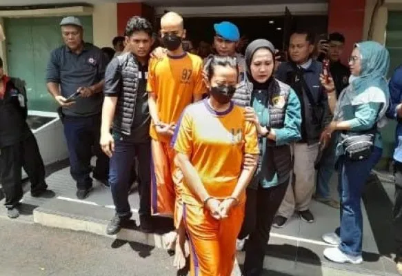 Clara diikuti adiknya Pandu saat digelandang petugas memasuki rutan Polres Karawang.(Ist)