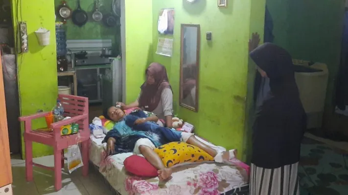 Kondisi Indah Agustiyani (28) terbaring di tempat tidur seusai menjalani perawatan medis di wilayah Tambun, Kabupaten Bekasi.(Poskota.co.id/Ihsan Fahmi)