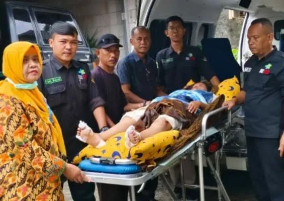 Tim medis saat membawa Indah Agustiyani (28) ke RSUD Cibitung, Kabupaten Bekasi.(Istimewa)