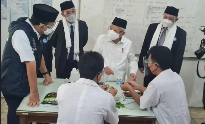 Wakil Presiden KH Ma'ruf Amin saat meninjau PTM di Darunnajah, Jakarta. (Setwapres)