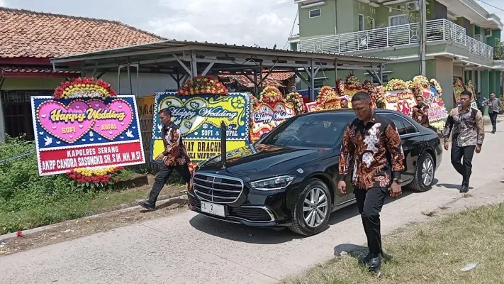 Pengamanan Wapres RI, Ma'ruf Amin saat menghadiri resepsi pernikahan di Kecamatan Tanara, Kabupaten Serang. (Dok: Humas Polres Serang)