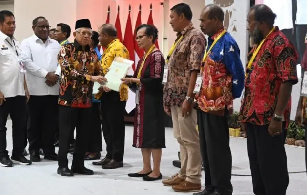 Wapres KH Ma'ruf Amin saat menyerahkan sertifikat tanah. (setwapres)