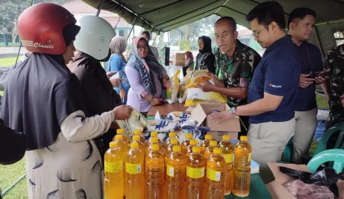 Warga saat berebut MinyaKita di pasar murah Kodim 0601 Pandeglang. (Foto: Samsul Fatoni).