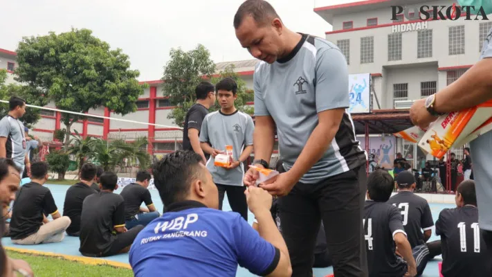 Kepala Rutan Kelas I Tangerang, Raja Muhammad Ismael Novadiansyah saat memberikan vitamin kepada warga binaan pada Minggu, 8 Desember 2024. (Poskota/Veronica Prasetio)