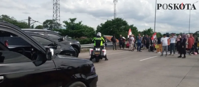 Warga Jatikarya memblokade ruas tol Cimanggis Cibitung. (Ihsan Fahmi).