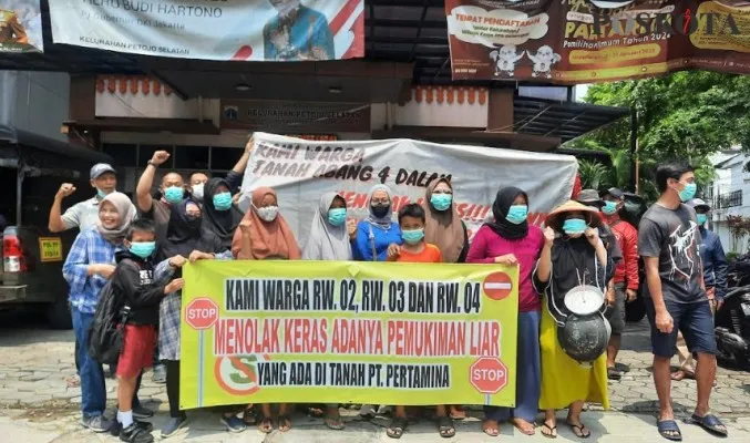 Sejumlah warga RW 02, 03, dan RW 04 Petojo Selatan, Jakarta Pusat menggelar aksi di depan Kantor Kelurahan Petojo Selatan.(aldi)