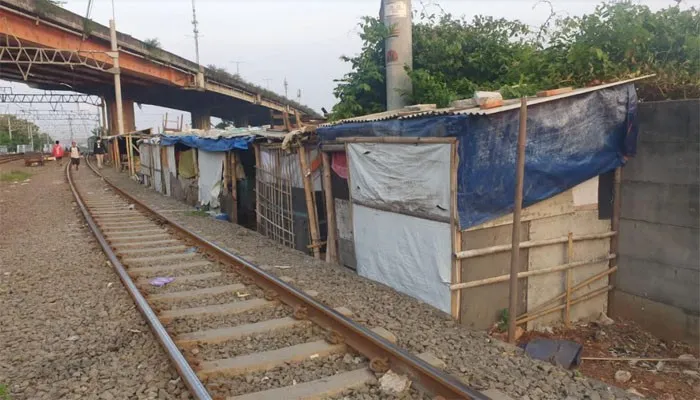 Bedeng di pinggir rel yang di gunakan sebagai tempat tinggal pasca penggusuran