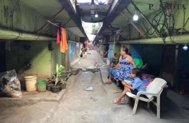 warga yang tinggal di bawah kolong tol Angke, Jelambar, Grogol Petamburan, Jakarta Barat. (Pandi)