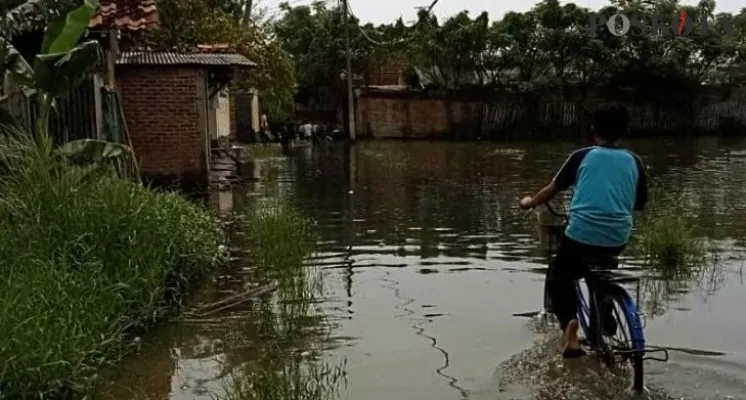 Banjir di Kampung Cilampe Kelurahan Salembaran Jaya, Kecamatan Kosambi, Kabupaten Tangerang. (Veronica)