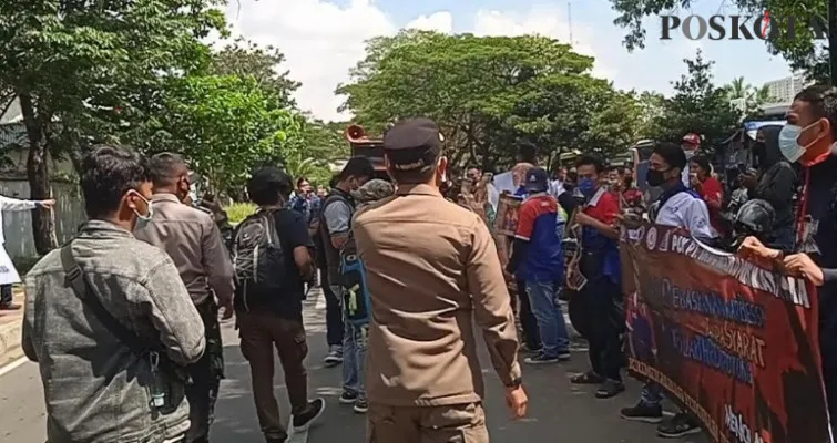 Aksi unjuk rasa FSPMI di depan pergudangan utama PT Indomarco cabang Jakarta. (yono)