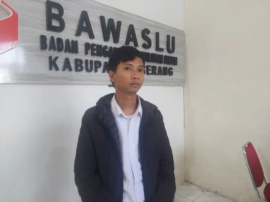 Pelapor usai melakukan klarifikasi di Bawaslu Kabupaten Serang (Bilal)