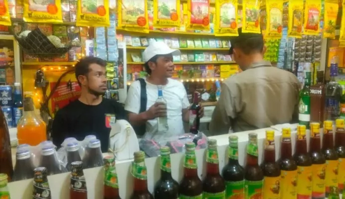 Puluhan miras di Warung Jamu, diamankan petugas kepolisian di Cikarang Pusat. (Ist/Humas Polres Metro Bekasi).