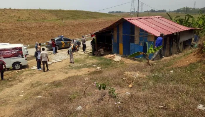 Polisi saat melakukan identifikasi Kepada korban (Embon) diwarung miliknya dipinggir jalan, Desa Cicau, Kampung Kedung Gaur, Cikarang Pusat. Kamis (30/09/2021) lalu. (Ist)