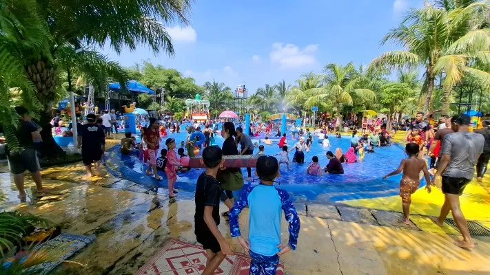 Suasana tempat wisata Waterboom Putri Duyung, Kota Depok pada H+3 Lebaran Idul Fitri 2024. (Poskota.co.id/Angga Pahlevi)