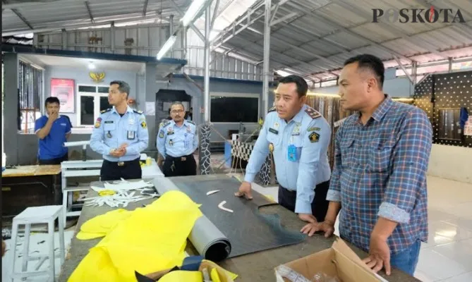 Kepala Rutan Kelas I Tangerang Akhmad Zaenal Fikri saat memperkenalkan produk sepatu Rutira. (Veronica)