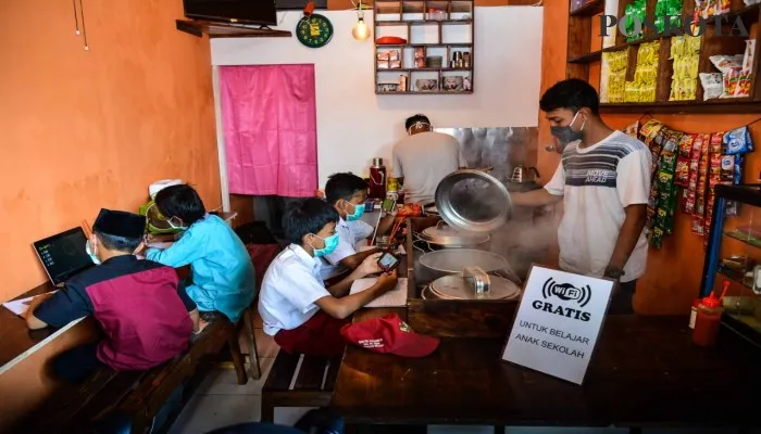 Sediakan wifi gratis buat pelajar, Warkop Rizki dipadati anak sekolah. (foto: poskota/fernando toga)