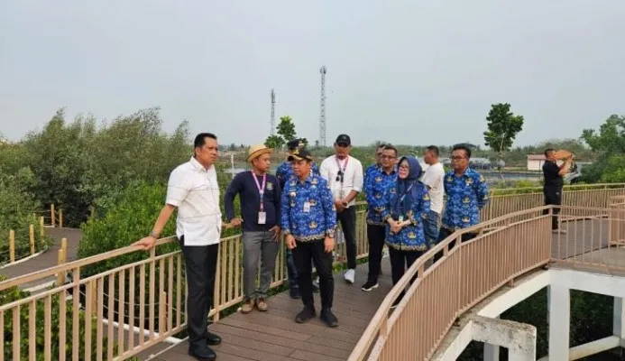 Pj Bupati Tangerang saat meninjau Ketapang Urban Aquaculture. (Foto/ist)