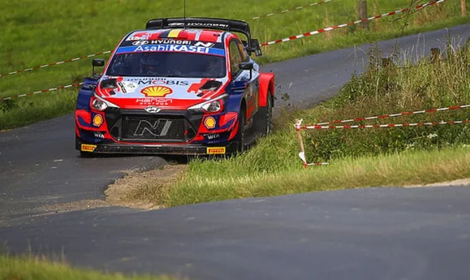 Kembali pereli dari tim Hyundai Motorsport, Thierry Neuville memimpin jalanya lomba World Rally Championship seri 8 yang digelar di Belgia.(Foto/motorsport.hyundai.com)