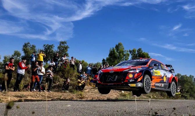 Tampil di trek aspal WRC seri11, Spanyol, Thierry Neuville berhasil rebut posisi teratas dari Elfyn Evans mulai SS5. (Foto/motorsport.hyundai.com)