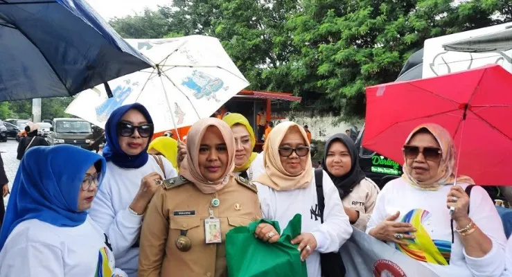 Warga pelumpang mendapatkan bantuan dari sekelompok ibu-ibu yang tergabung dalam Yayasan Kemanusian (YK) Rombsis Indonesia.(Ist)