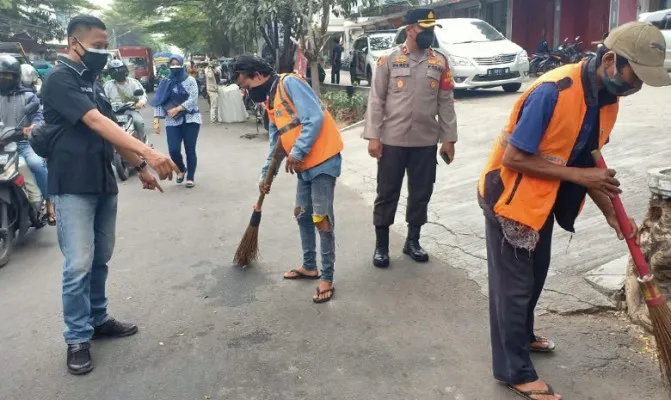 Polsek Tambora bersama tiga pilar menggelar operasi yustisi, Kamis 19 Agustus 2021. (Foto/polsekpambora)