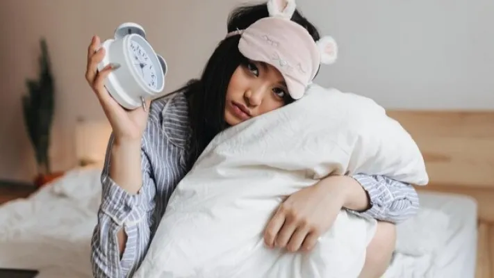 Begini cara mengatasi insomia dengan  sleep hygiene. (Foto: Freepik/lookstudio)