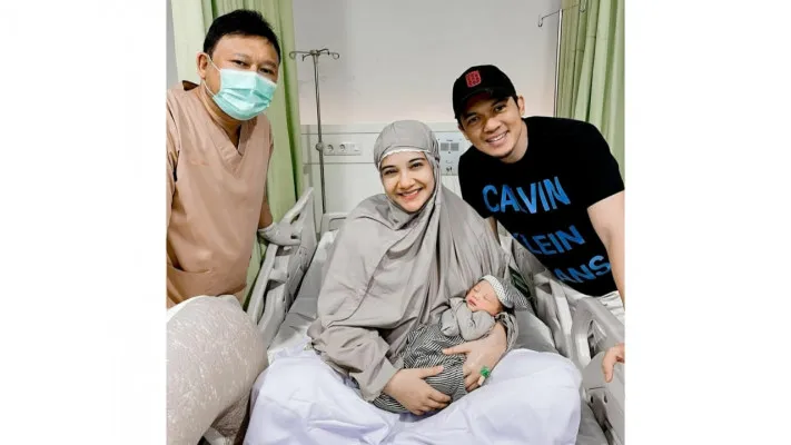 Senyum Semringah Zaskia Sungkar dan Irwansyah menyambut kelahiran anak pertama mereka. Turut mendampingi dokter yang membantu persalinan, dr. Reino Rambey . (foto: instagram/@zaskiasungkar15)