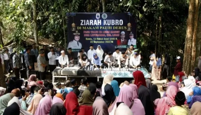 Ratusan warga Leuwidamar dan Bupati Lebak saat ziarah kubro. (Foto: Ist).