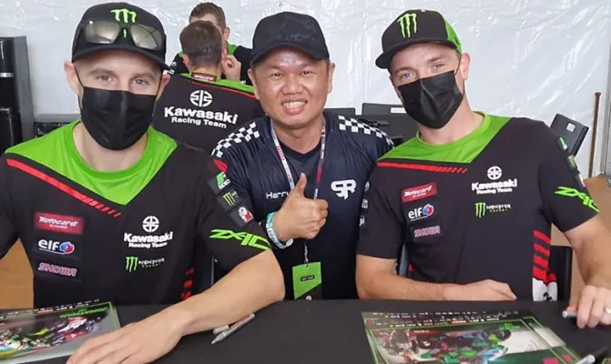 Harry Affandy tak hanya sebagai pemilik New ZX10 R pertama di Indonesia, tapi bisa nonton langsung WSBK Mandalika dan foto bareng Jonathan Rea. (Foto/dokharry)