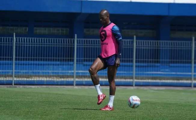 David da Silva menjalani latihan di Sidolig. Ribuan bobotoh padati Sidolig jelang leg kedua Final Championship Series Liga 1 2023/2024. (Foto : Persib Bandung)