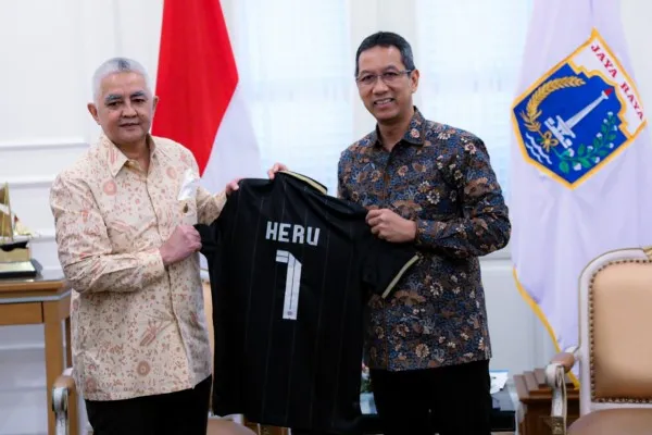 Direktur Utama PT Persija Jaya Jakarta, Ambono Janurianto bersama Pj Gubernur Heru Budi. (Ist)