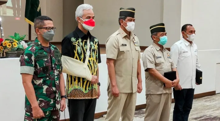 Gubernur Jawa Tengah Ganjar Pranowo dengan tangan masih dibalut perban mendampingi Ketum PPAD Doni Monardo (tengah) dalam foto bersama di sela safari PPAD ke Jawa Tengah. (foto: ist)