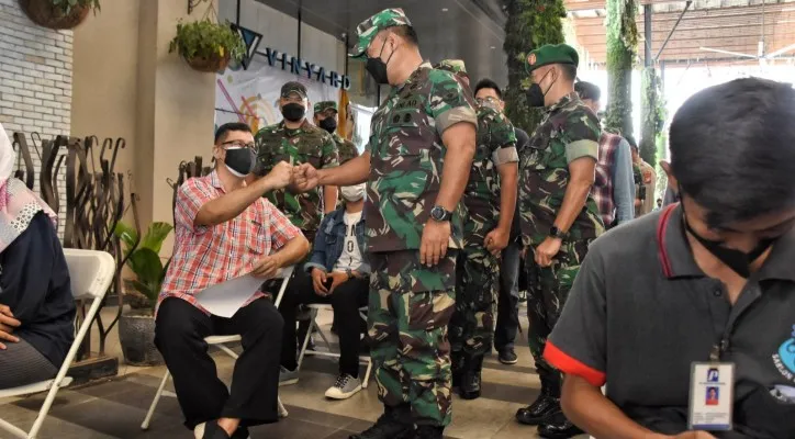 Pangdam Jaya/ Jayakarta Mayjen TNI Untung Budiharto mengecek pelaksanaan vaksinasi di Plaza Jababeka Cikarang Utara, Bekasi, Jumat (25/02/2022). (foto: ist)