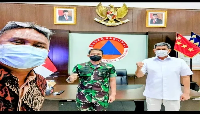 Momen kebersamaan Kepala BNPB Mayjen TNI Suharyanto (tengah), mantan Kepala BNPB Doni Monardo dan Ketua Yayasan Kita Jaga Alam Egy Massadiah. (foto: ist)